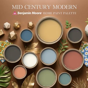 Pode incluir: Uma coleção de latas de tinta em várias cores, dispostas sobre uma superfície marrom. A imagem apresenta o texto "Mid Century Modern" e o logotipo da Benjamin Moore. Elementos decorativos incluem formas geométricas, folhas e tecido estampado.