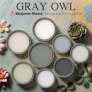 Könnte beinhalten: Eine Farbpalette von Benjamin Moore namens "Gray Owl". Die Palette enthält acht Farbmuster in verschiedenen Grautönen, Grün- und Weißtönen. Die Farbmuster sind in einem Kreis auf einer Holzoberfläche angeordnet.
