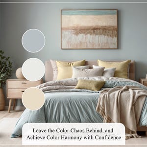 K&ouml;nnte beinhalten: Schlafzimmer-Interieur mit einem Bett mit hellblauer Bettdecke, beiger Decke und gelben Kissen. Ein Gem&auml;lde mit Beige- und Blaut&ouml;nen h&auml;ngt &uuml;ber dem Bett. Der Text lautet: "Leave the Color Chaos Behind, and Achieve Color Harmony with Confidence."