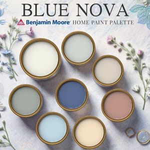 Könnte beinhalten: Eine Farbpalette mit dem Namen "Blue Nova" von Benjamin Moore. Die Palette enthält acht Farben in kleinen Farbtöpfen, darunter Blautöne, Grautöne, Beige und Rosa.