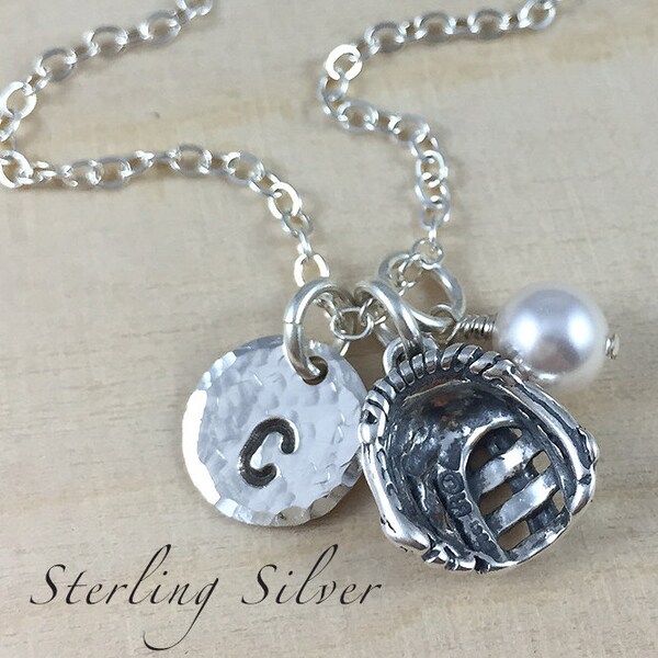 Sterling Silber Softball / Baseball-Handschuh-Charme-Halskette, personalisiert mit Initial, Softball-Coach Geschenk, Softball Team Geschenk, Handschuh-Charme