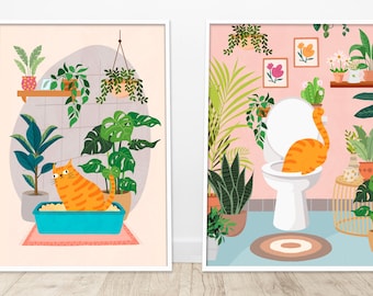 Puede incluir: Dos ilustraciones de un gato en un baño. La primera imagen muestra un gato naranja sentado en una caja de arena azul con una alfombra rosa. La segunda imagen muestra un gato naranja sentado en un inodoro blanco con una alfombra rosa y blanca. Ambas imágenes presentan una variedad de plantas verdes en macetas.