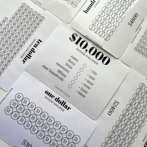 Könnte beinhalten: Weiße Karten mit schwarzem Text und Grafiken für eine Spar-Challenge. Die Karten zeigen Nennwerte von einem Dollar bis zehntausend Dollar, mit Kreisen zur Verfolgung des Sparfortschritts. Die Worte "Savings Challenge" sind auf den Karten aufgedruckt.