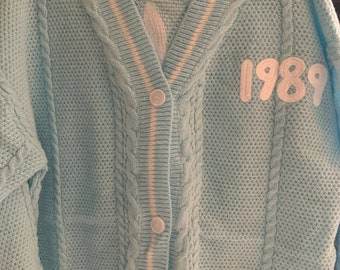 Cardigan Taylor Swift 1989, cardigan surdimensionné Swiftie broderie tricoté, pull Swiftie vintage, cardigan en éventail Taylor Swiftie printemps 1989