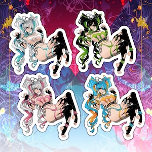 Peut inclure: Quatre autocollants découpés représentant un personnage de style anime avec de longs cheveux en couettes, portant une tenue à lanières et des jambières noires. Le personnage est illustré en quatre variantes de couleurs : blanc et bleu, noir et vert, blanc et rose, et bleu et orange.