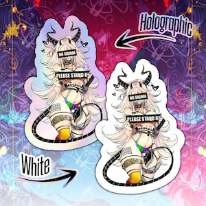 Pode incluir: Dois autocolantes recortados com uma personagem de estilo anime com cabelo comprido branco e chifres. A personagem segura um sinal que diz PLEASE STAND BY e tem uma barra NO SIGNAL sobre os olhos. Um autocolante tem acabamento holográfico, o outro é branco.
