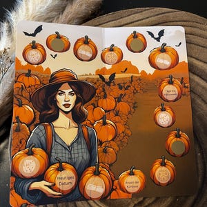 Könnte beinhalten: Eine Halloween-Illustration mit einer Frau und Kürbissen. Das Bild enthält deutschen Text und Kürbisse mit verschiedenen Designs, wie Würfeln und Schriftrollen. Fledermäuse sind ebenfalls in der Szene vorhanden.