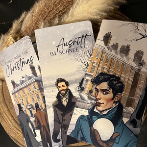 Könnte beinhalten: Drei Buchcover mit Winterszenen. Das erste Cover zeigt eine verschneite Straße mit einem Gebäude und dem Text "Coming Home for Christmas". Das zweite Cover zeigt einen Mann in einem Mantel, der im Schnee geht, mit dem Text "Ausritt im Schnee". Das dritte Cover zeigt einen Mann in einem blauen Mantel, der einen Schneeball hält, mit einer verschneiten Stadtlandschaft im Hintergrund.