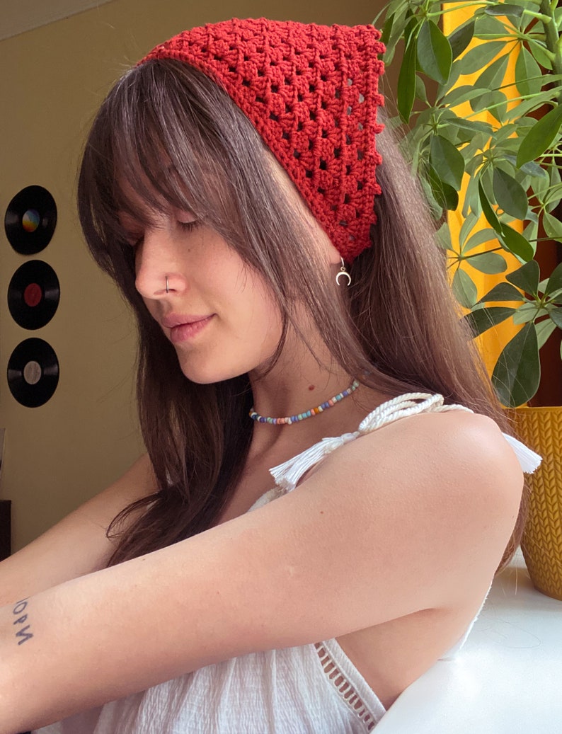 Foulard bandana au crochet fait main, cadeau bandeau bohème pour elle, écharpe pour cheveux hippie, foulard bohème vert, foulard bohème rouge image 6