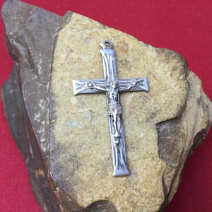 Vintage antikes Art-Deco-französisches Kruzifix-Kreuz-versilbertes Anhänger-religiöses Geschenk für alle christlichen katholischen seltenen Fund