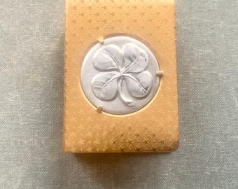Portacerillas vintage, funda, estuche, caja, tono dorado, Francia, decorado con estrellas y trébol de cuatro hojas de la suerte, raro, coleccionable, regalo