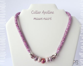 Collier mauve nacré en résille tubulaire