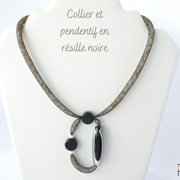 Collier en résille tubulaire noire avec pendentif