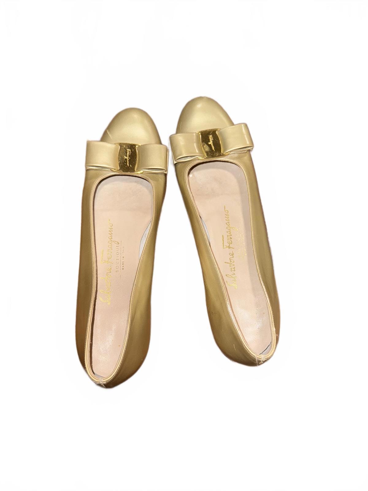 フェラガモ　ゴールド フラットシューズ サイズ6 サルヴァトーレ フェラガモのシックなゴールドバレエフラットシューズ