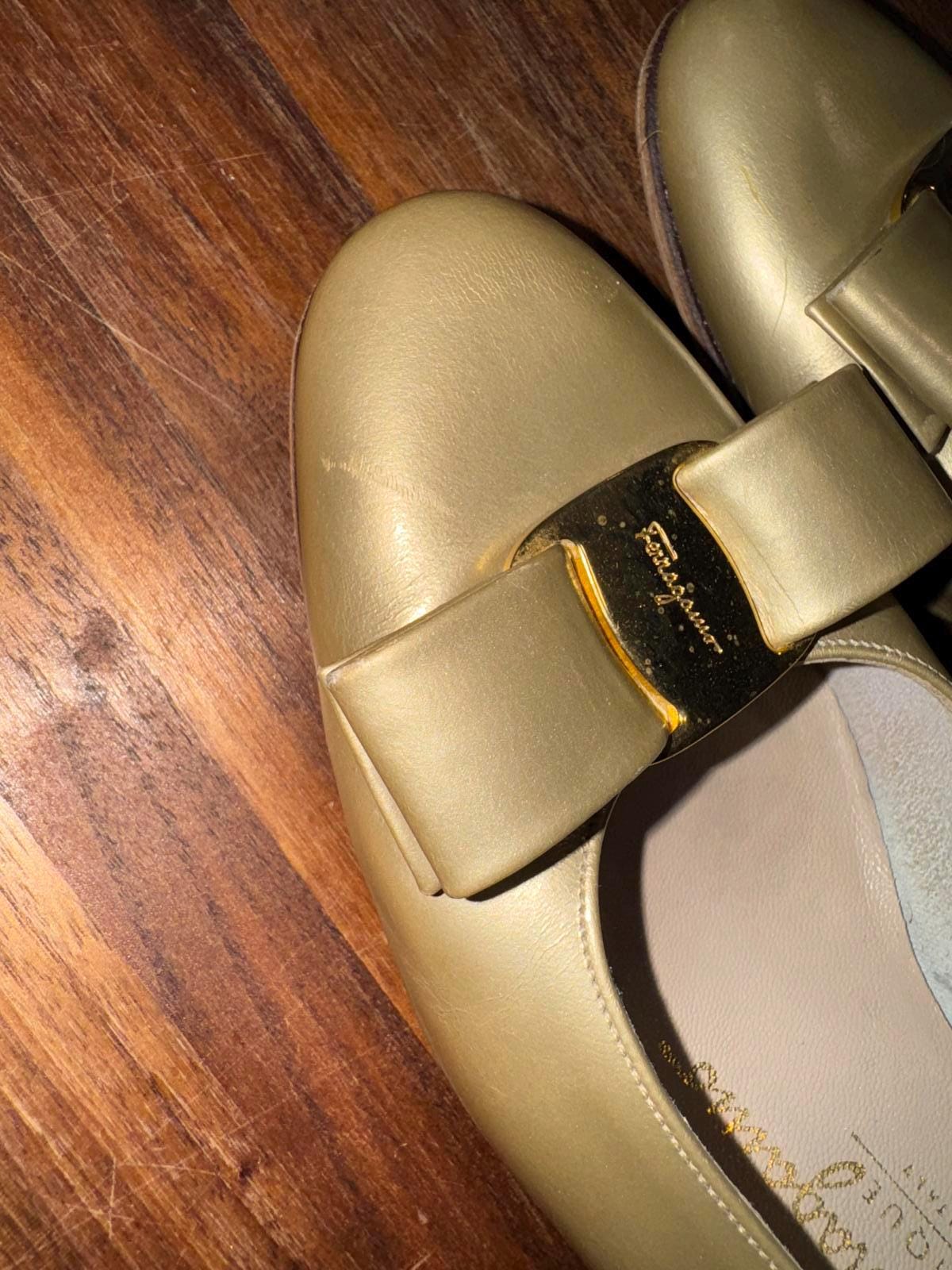 サルヴァトーレ フェラガモのシックなゴールドバレエフラットシューズ