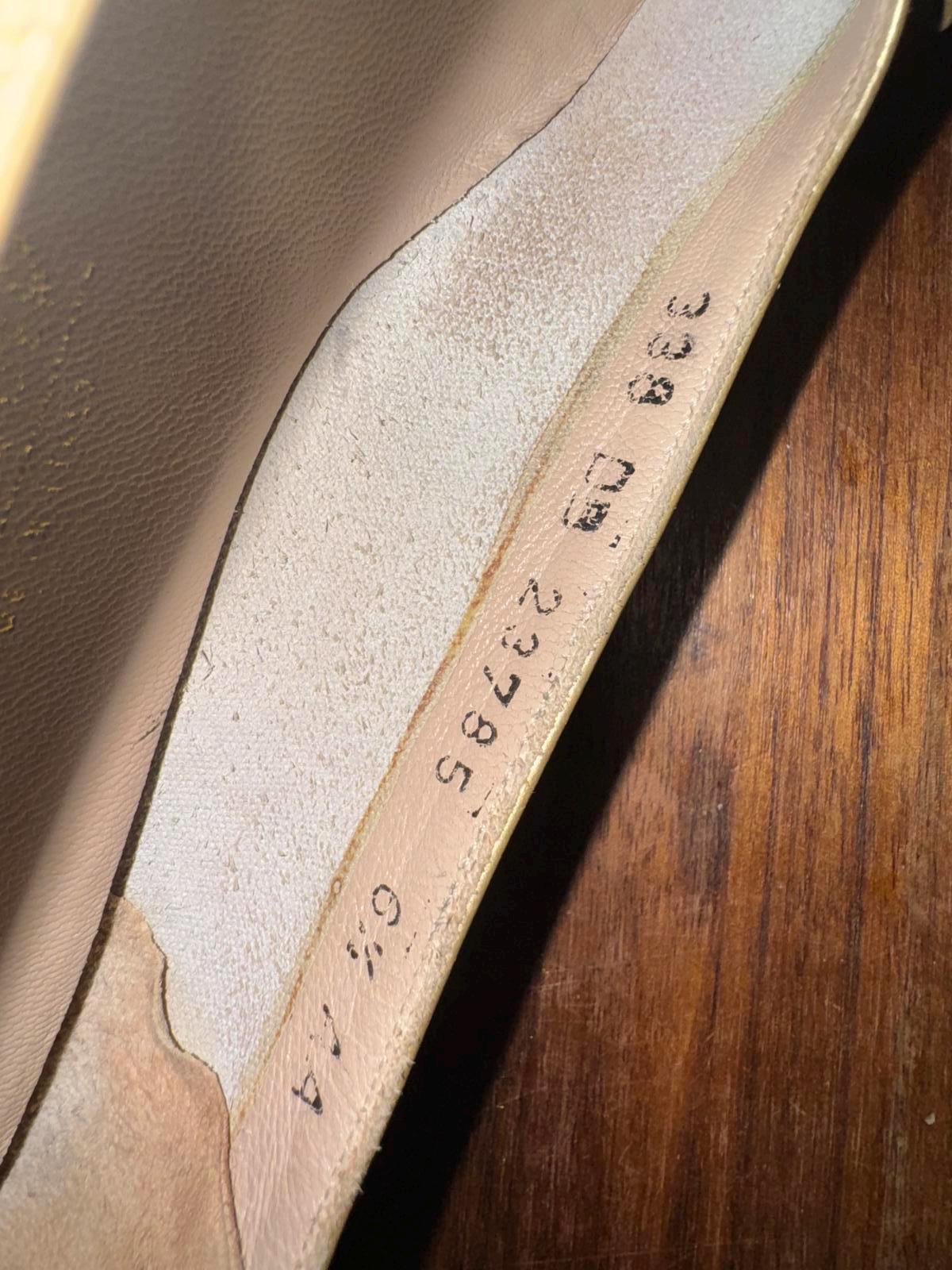 サルヴァトーレ フェラガモのシックなゴールドバレエフラットシューズ