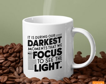 Het is tijdens onze donkerste momenten dat we ons moeten concentreren om het licht te zien - door Aristoteles, Quote keramische mok 11oz, koffiekopje, theeglas, cadeau