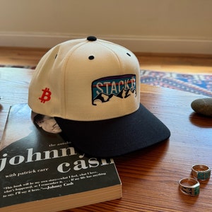 Gorra snapback de montaña "Stack" de Bitcoin - Crypto Adventure Cap