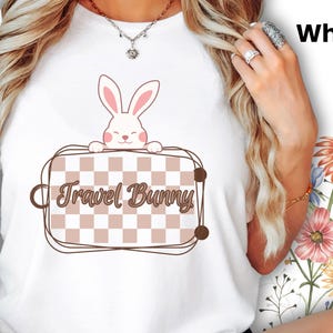 Travel Bunny T-shirt - leuk paasvakantie shirt, geruit koffer T-shirt, voorjaarsvakantie reisoutfit, cadeau konijn minnaar, cadeau voor reizigers