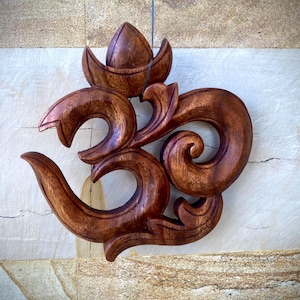 Arte de pared de madera Om, tallado de suar, acabado marrón, símbolo sagrado de yoga, decoración de meditación para el hogar, adorno balinés espiritual hecho a mano, vibraciones zen, energía Gi