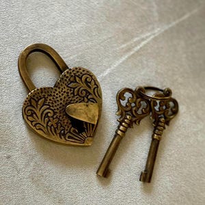 Candado de latón vintage en forma de corazón con llaves de esqueleto, regalo romántico para parejas, candado de amor hecho a mano para decoración de aniversario de boda