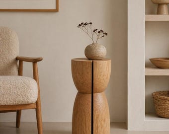 Rzeźbiarski stolik boczny z litego drewna, ręcznie robiony stolik pomocniczy z jesionu, minimalistyczne meble organiczne, dekoracja z naturalnych bloków drewna