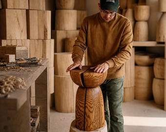 Mesita auxiliar de madera maciza, pedestal de fresno tallado a mano, mueble escultórico único, diseño artesanal de inspiración rústica.