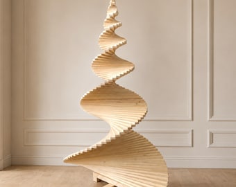 Könnte beinhalten: Eine hellfarbene Weihnachtsbaumskulptur aus Holz mit einem spiralförmigen, abgestuften Design, das sich nach oben hin verjüngt. Die Struktur besteht aus horizontalen Holzlatten, die in einer durchgehenden, gedrehten Form angeordnet und mit einem Stern gekrönt sind.