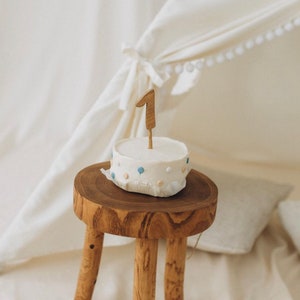 Può includere: Un set di tre tazze in ceramica con finitura opaca e macchiettata. Le tazze sono nei toni del crema, grigio chiaro e grigio scuro. Ogni tazza ha un design semplice e minimalista.