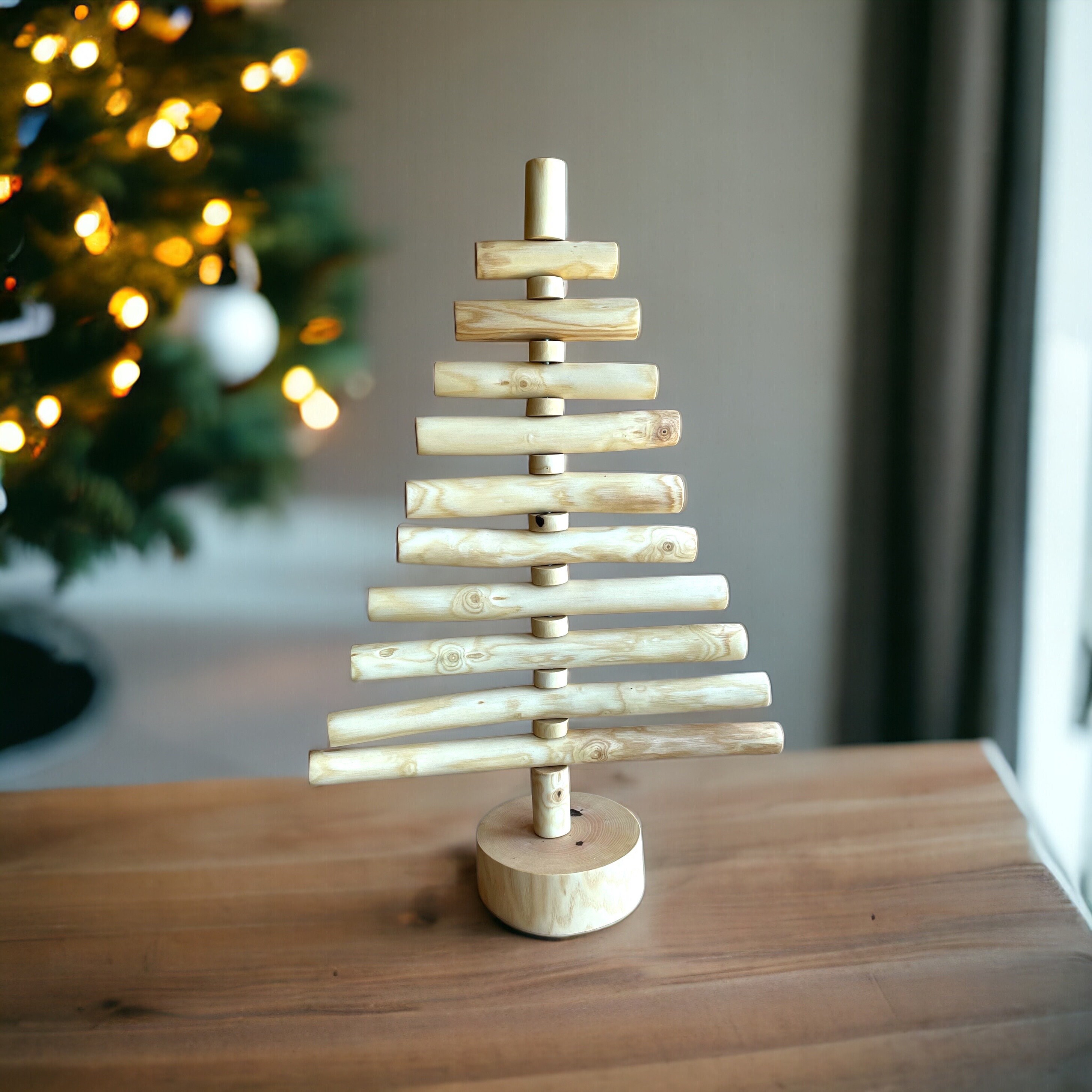 小さな流木のクリスマスツリー、新年の飾り、ベージュのクリスマス