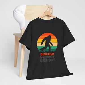 Koszulka Bigfoot Encounter: Odkryj tajemnicę, sasquatch, przygoda, na zewnątrz, retro,