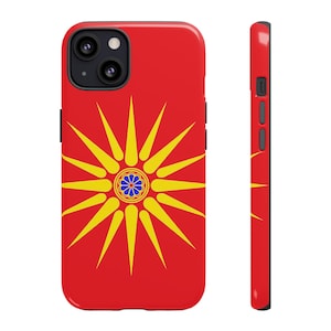Pode incluir: Capa de telefone vermelha com um design de explosão solar amarela e um centro floral azul e amarelo. A capa é mostrada na frente e na lateral, destacando o design e a câmera e os botões do telefone.