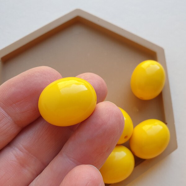 Vintage yellow lucite beads - smooth glossy plastic beads