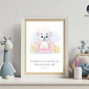 Peut inclure: Une illustration aquarelle d'un koala blanc assis sur un trône rose avec des boîtes cadeaux colorées autour de lui. Le texte "Thanks be to God for his indescribable gift! 2 Corinthians 9:15" est sous l'image.