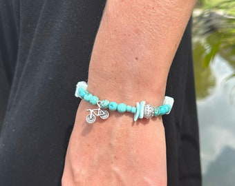Pulsera con cuentas costeras de color verde azulado con encanto de bicicleta - pulsera de mujer hecha a mano con encanto de bicicleta