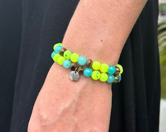 Par de pulseras con cuentas costeras de color azul brillante/amarillo/marrón con dije de bicicleta - Pulseras de mujer apilables hechas a mano con dije de bicicleta