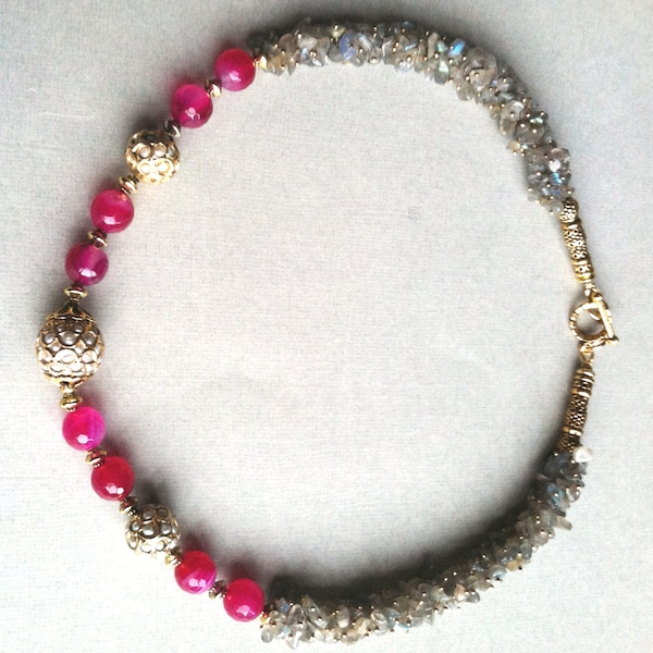 Collier Fuchsia Avec Pendentif En Agate Rose - Bijou Neuf Le Serpent Rouge, Avec étiquettes