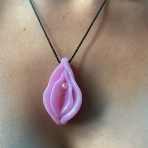 collana vulva // gioielli femministi, ciondolo yoni rosa