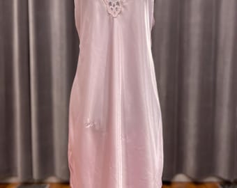 Vintage satijnen nachtjapon: roze onderjurk met crinolines en kant uit de jaren 90