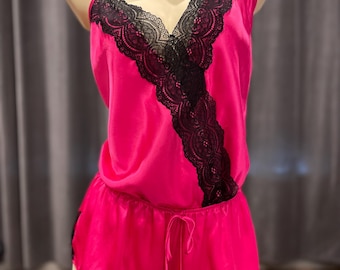 Mono corto Teddy de satén de Victoria's Secret: lencería rosa intenso