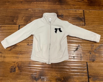 Chaqueta infantil vintage de Benetton con un perro en la espalda.