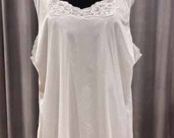 Camisola vintage de nailon blanco: lencería de tallas grandes