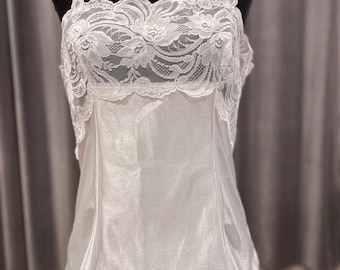 Camisola blanca vintage: camisola de nailon y encaje