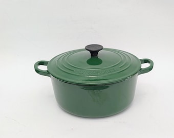 Olla Le Creuset Signature #22 Foret de hierro fundido esmaltado, 2 1/2 cuartos de galón, color verde.