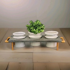 Jarrones de gres francés de doble borde, estilo boticario, con soporte de madera y ratán.
