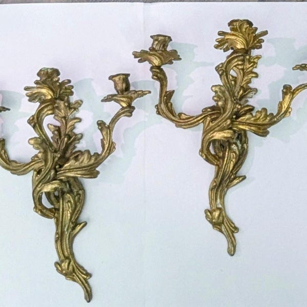 Para mosiężnych kinkietów ściennych w stylu rokoko Ludwika XV, 3-ramiennych, 15 x 14 x 6