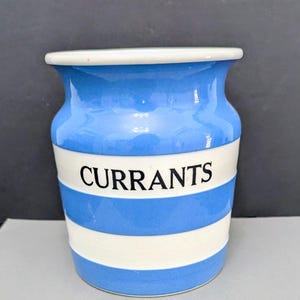Puede incluir: Tarro de cerámica a rayas azules y blancas con la palabra "CURRANTS" en negro. El tarro tiene un borde blanco y un interior azul claro. Ideal para guardar grosellas.