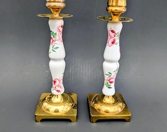 Par de candelabros vintage de latón macizo y porcelana blanca/rosa con diseño floral de 21 cm (8,25 pulgadas).
