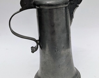 Jarra de peltre con tapa, grabada, antigua, de 10 pulgadas.