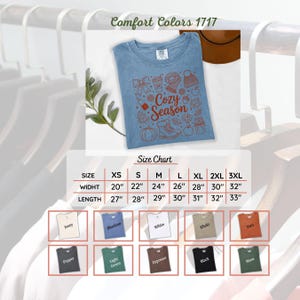 K&ouml;nnte beinhalten: Hellblaues Comfort Colors 1717 T-Shirt mit einem Herbst-Themen-Grafik mit der Aufschrift "Cozy Season". Die Gr&ouml;&szlig;entabelle zeigt die Ma&szlig;e von XS bis 3XL. Verf&uuml;gbare Farben sind Ivory, Bluelean, White, Khaki, Yam, Pepper, Light Green, Espresso, Black und Moss.